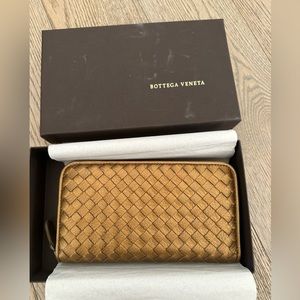 NWT Authentic Bottega Veneta zip around Long Wallet